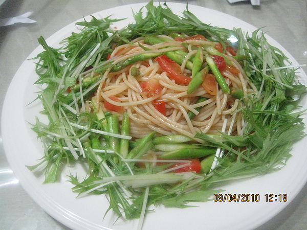 アスパラとトマト水菜パスタ