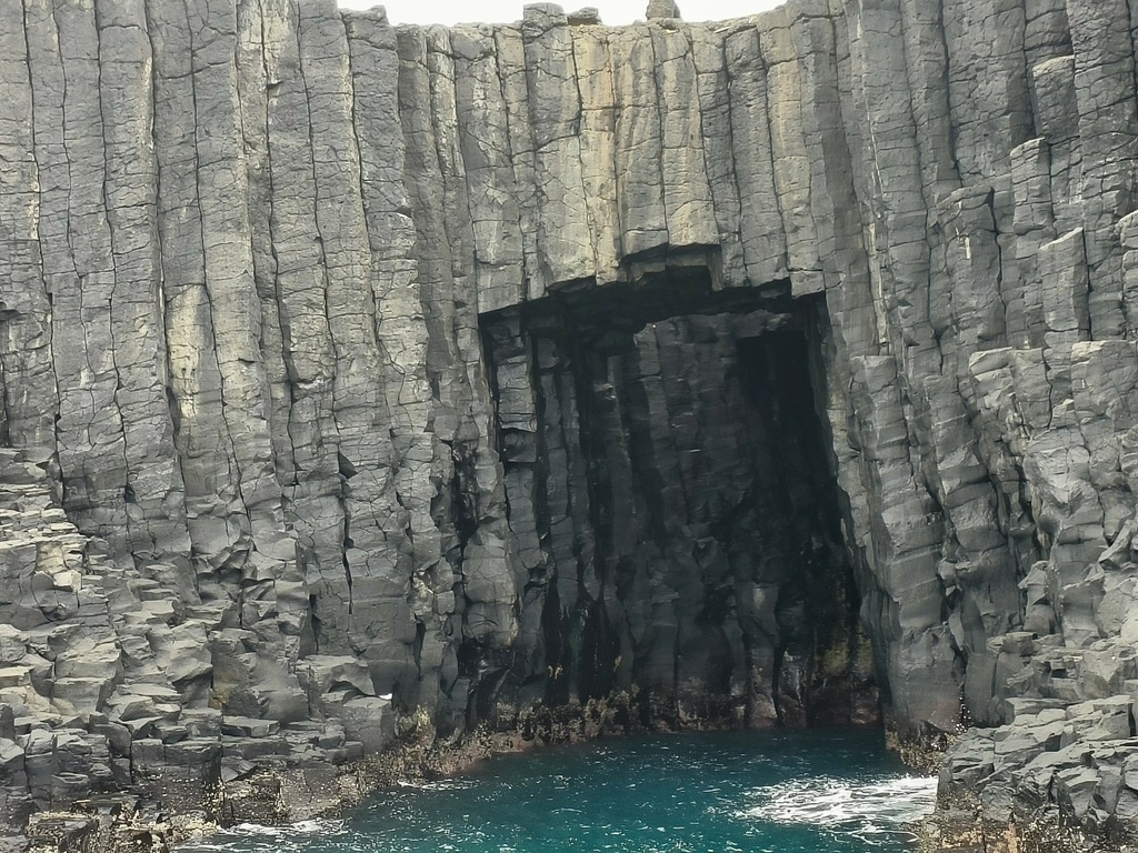 【探索南方四島】(二) 得意遊艇跳島東吉嶼出發藍洞、七美機車