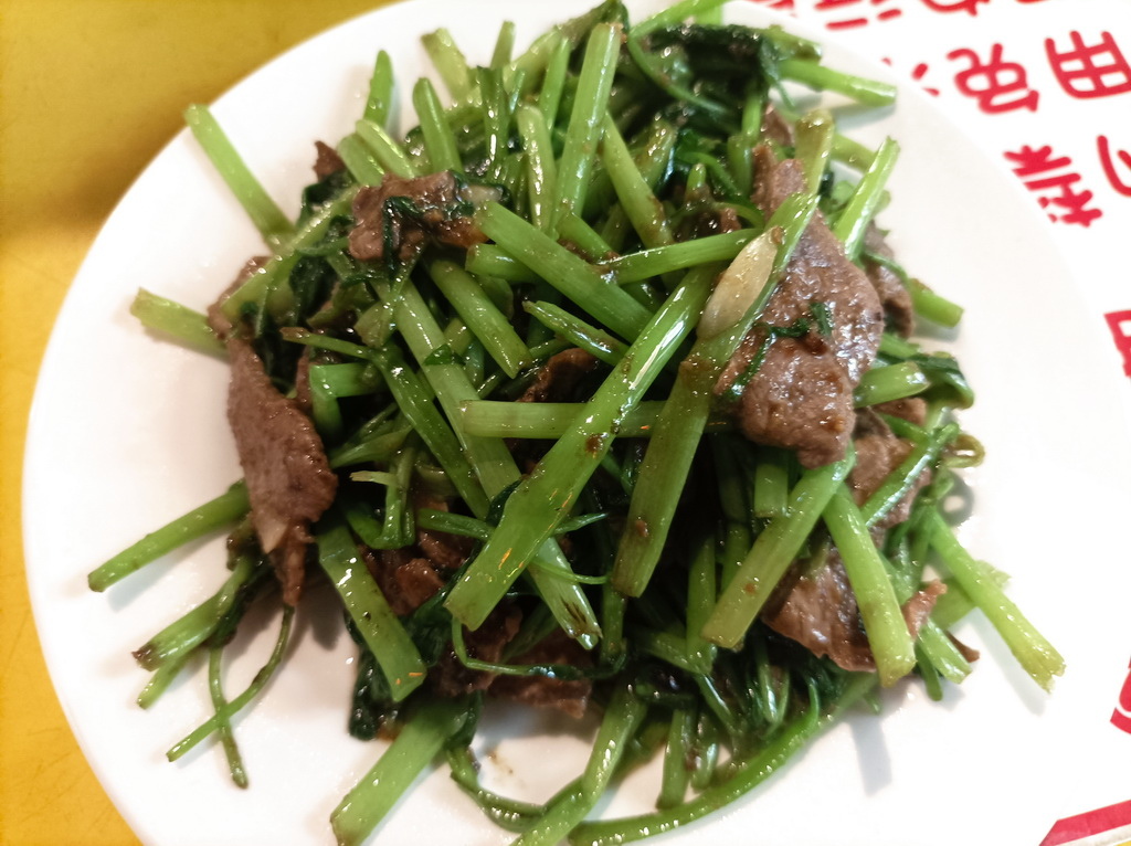 【吃在台北、寧夏夜市美食】牛媽媽沙茶牛肉。焢肉飯