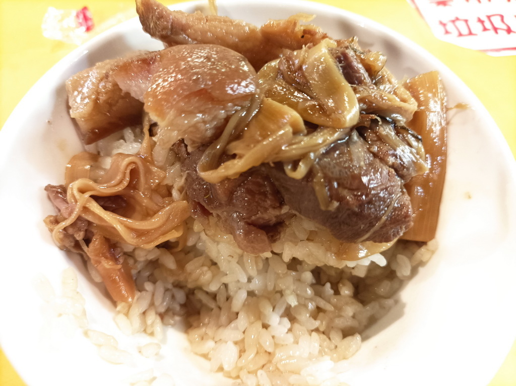 【吃在台北、寧夏夜市美食】牛媽媽沙茶牛肉。焢肉飯