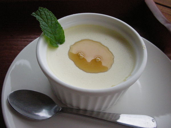 手工自製的奶酪淋上中寮的龍眼蜜，整個在地的好滋味!