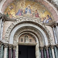 每一個拱門上的畫的畫都不同,都是描述聖馬可事蹟的鑲嵌畫