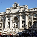 又有一個名字叫幸福噴泉，但他正確的名稱應該是特拉維噴泉(Fontana di Trevi)