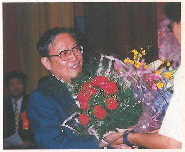 畢業生感謝校長(紀念冊照片).jpg 畢業生感謝校長(紀念冊照片).jpg