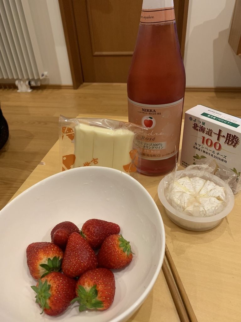 草莓 起司和酒精只有3%的酒 草莓 起司和酒精只有3%的酒