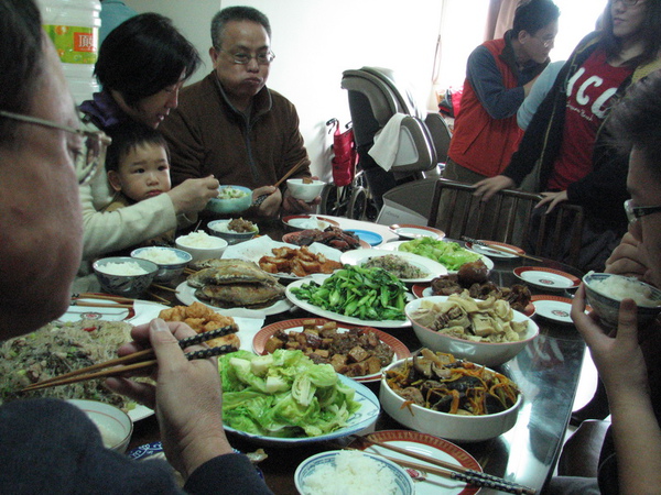 「滿桌的菜，我爸爸滿嘴食物」