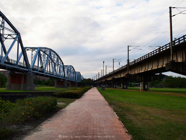 【高雄】大樹舊鐵橋，從九曲堂到舊時光的鐵道之旅~