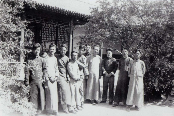 ppt_商_安陽_1935年春_李濟視察殷墟發掘團合影_(0037.na).jpg