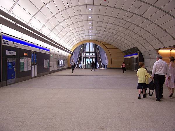 Macquarie_University_Station_Concourse.jpg