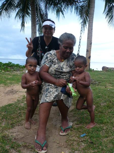 帛琉雙胞胎跟奶奶還有DANNI.JPG