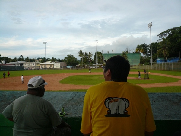 帛琉的棒球場跟教練溝通想下去揮棒看看.JPG