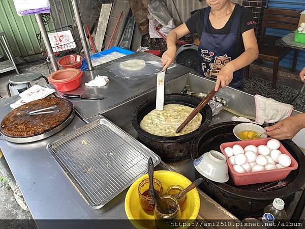 【食】宜蘭宜市小吃《宜大蔥油餅》古早味◆手工製作.超大片切片