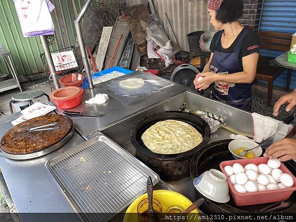 【食】宜蘭宜市小吃《宜大蔥油餅》古早味◆手工製作.超大片切片