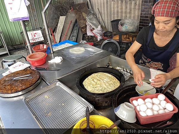 【食】宜蘭宜市小吃《宜大蔥油餅》古早味◆手工製作.超大片切片