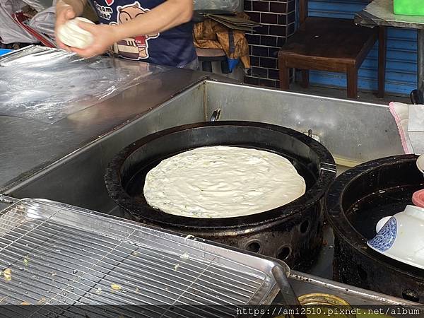 【食】宜蘭宜市小吃《宜大蔥油餅》古早味◆手工製作.超大片切片