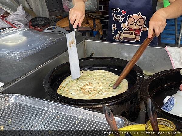 【食】宜蘭宜市小吃《宜大蔥油餅》古早味◆手工製作.超大片切片