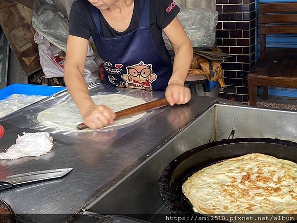 【食】宜蘭宜市小吃《宜大蔥油餅》古早味◆手工製作.超大片切片