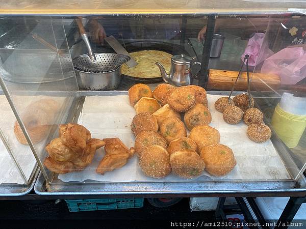 【食】台北士林點心《新陳記蔥油餅 劍潭店》蔥油餅甜甜圈◆傳統