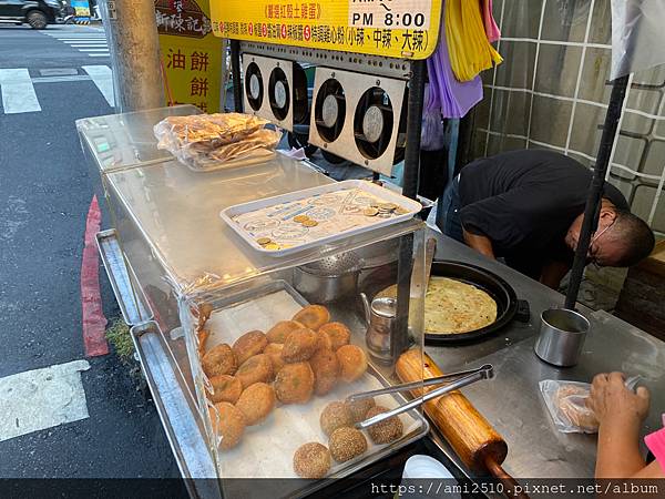 【食】台北士林點心《新陳記蔥油餅 劍潭店》蔥油餅甜甜圈◆傳統
