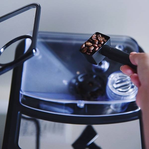 Saeco咖啡機 加入咖啡豆.jpg Saeco咖啡機 加入咖啡豆.jpg