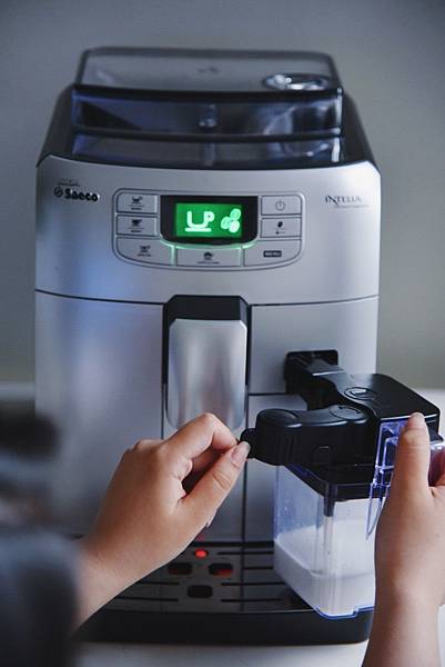 Saeco咖啡機 裝上牛奶.jpg Saeco咖啡機 裝上牛奶.jpg