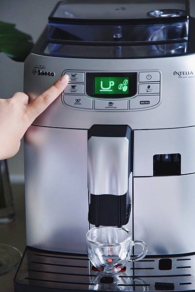Saeco咖啡機 操作小杯Espresso.jpg Saeco咖啡機 操作小杯Espresso.jpg