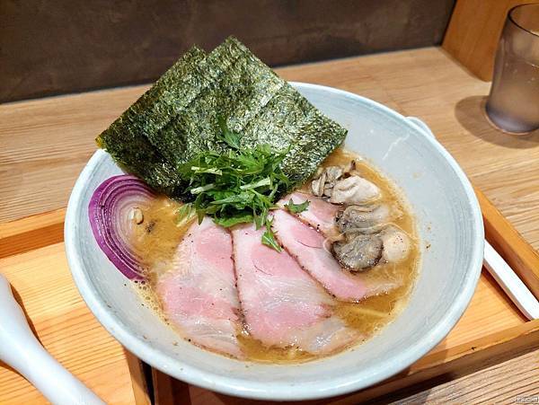 【旅食.中山區】濃郁牡湯「免費加麵」多一樣紫蔥，赤峰街日系拉