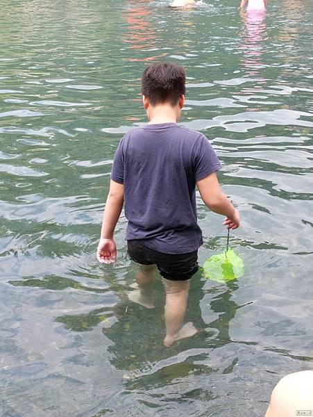 【旅食.員山】宜蘭免費玩水景點「螃蟹冒泡」冷泉會吐泡泡戲水區