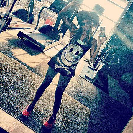 Ashley-Tisdale-showed-off-her-gym-style