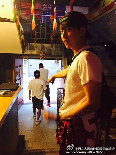 005ZhPvmjw1f2v4dghlo0j30hs0nq0ue