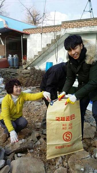 0061gq2Ajw1f6r7ocsot8j30u01hcgrz