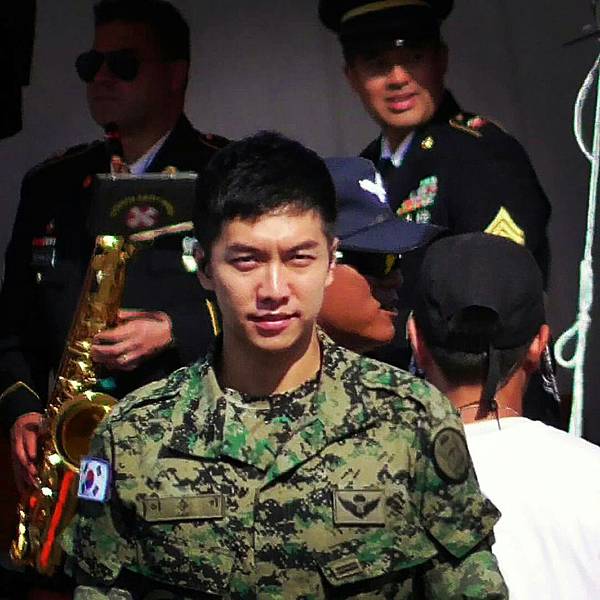 0061gq2Agy1fe4tegg4eqj30u00u04aq