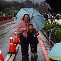 看啦...Jordan把雨傘弄壞了