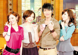 楊宗緯（右二）將新專輯首場電視通告獻給《三隻小豬》，天心（左起）、楊千霈及侯佩岑戴上八卦痣麻辣拷問。