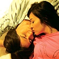 仔仔（左）和侯佩岑在《美味關係》的浪漫吻戲被稱是「69式吻法」。
