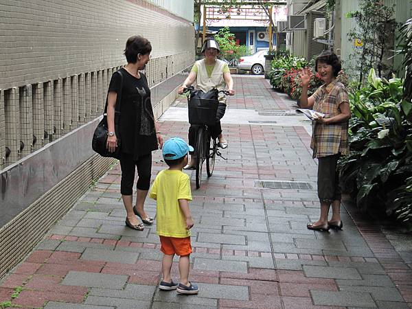 大寶跟鄰居奶奶聊天中...