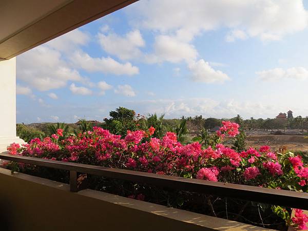 早晨從陽台看出去, 好藍的天, 好像棉花糖蓬鬆的雲~~
