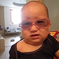 阿媽給大寶的太陽眼鏡....看他的表情...似乎不是很愛粉紅色唷~~~ 哈哈!