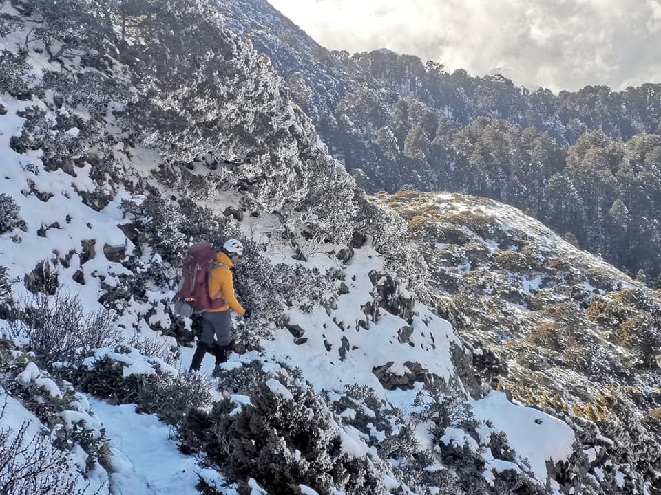 雪山主峰下翠池~冰天雪地翠池營地紮營~壯闊的震撼