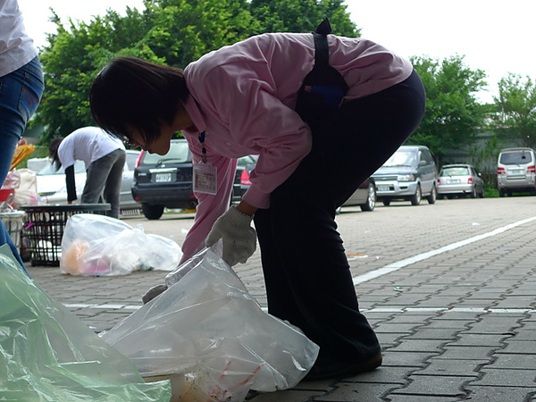 990425_357_嗯！...這就是「半絲半縷，恆念物力維艱」。.JPG