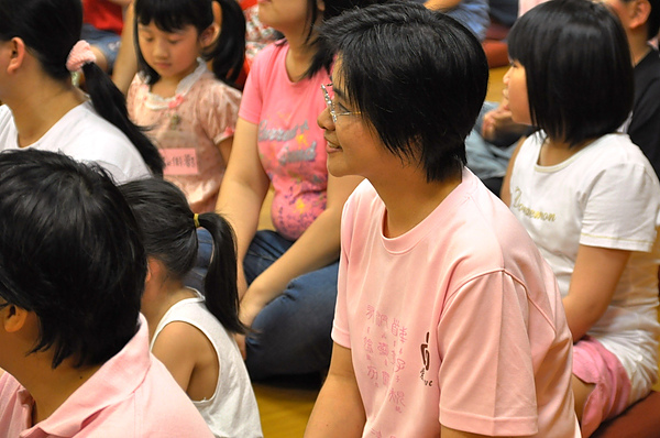 990705_033_這天執行長扮演了小一的角色，開心的坐在孩子旁邊一起聆聽台上老師勉勵的話.JPG