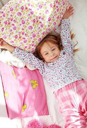 2688668-185435-portrait-of-child-waking-up-at-morning