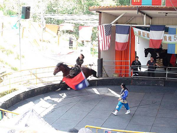 清境農場-蒙古騎馬秀國旗