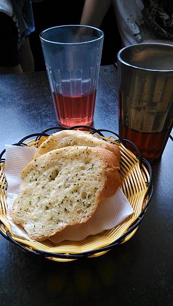 阿米奇-大蒜麵包+洛神花茶