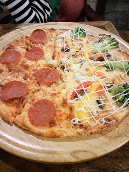 老街-臘腸+蔬菜披薩.jpg