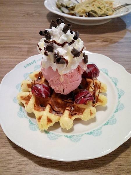 Poppy Waffle 愛戀草莓鬆餅 NT110.jpg