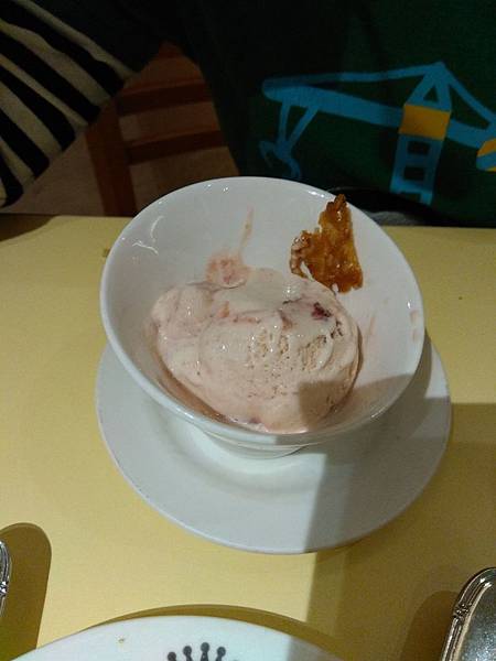 Skylark 草莓冰淇淋.jpg