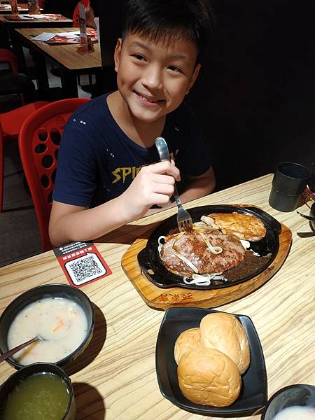孫東寶-牛豬+餐包+湯.jpg