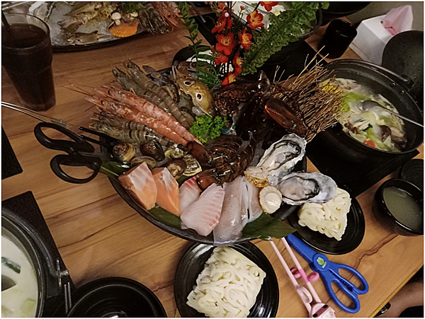 【台中 西屯區(中科店)】浮誇海鮮火鍋-灰鴿/鍋(『活』波士頓龍蝦.天使紅蝦.活凍鮮蟹) @ :: 痞客邦 ::