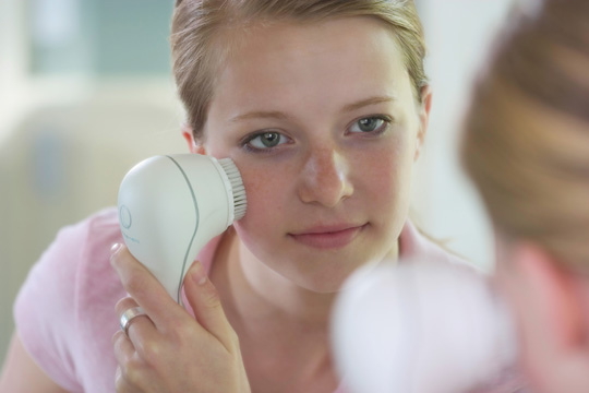 clarisonic-woman-using